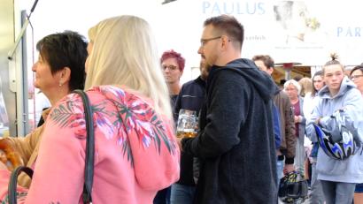Bild: ohr
Heuer stand erstmals ein Schmankerlabend auf dem Programm der Stullner Kirwa. Vor der Verkaufsbude bildete sich eine lange Schlange.