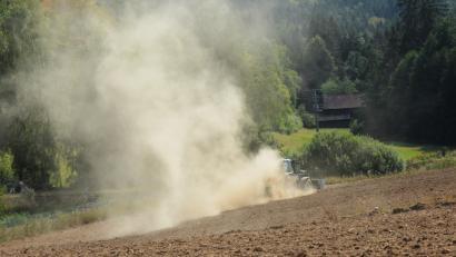 Bild: Gabi Schönberger
Feldarbeit im Sommer.