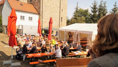 Bild: arw
In der Sonne hörten die Besucher des Frühschoppens beim Schlossbergfest die Rede von Tanja Schweiger.