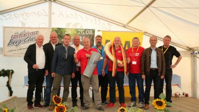 Bild: bsc
Die Gesamtsieger Andreas Götz (mit Siegerkranz) und Beifahrer Rudolf Linn (mit Bierkrug) aus Hersbruck freuen sich über ihren Erfolg. Glückwünsche überbringen (von links) Alfred Thomaka vom ADAC Nordbayern, Bürgermeister Gottfried Härtl, Eberhard Freiherr von Gemmingen-Hornberg, Erhard F. Eckert, die Vorsitzenden Stefan Schmalzreich und Franz Höcht sowie stellvertretender Landrat Alfred Scheidler und Bernd Aßmann.