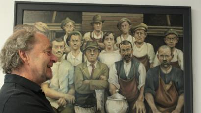 Bild: prh
Stefan Schadeck beherrscht es, Gesichter zu zeichnen und zu malen wie in seinem Ölgemälde über die Lehrlingseinstellung 1918 in einer Neustädter Bleikristallglasfabrik.. Er ist aber nicht nur Karikaturist sondern ein vielseitiger Künstler. Das stellt er in der Ausstellung "Glas, Stadt, Zoigl" zum 800-jährigen Stadtjubiläum eindrucksvoll unter Beweis.
