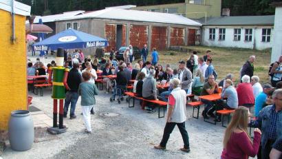 Bild: ld
Dicht besetzt waren die Bänke bei der Event-Kantine, wo die Betreiber Matthias Küffner und David Lenk Kaffee und gekühlte Getränke und kleine Speisen anboten.