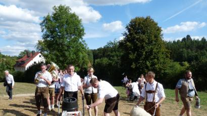 Bild: rlö
Bätzn und Bierfassl dürfen nicht fehlen beim Kirwa-Umzug.