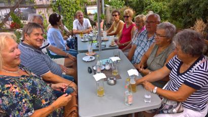 Bild: exb
Die Stadtteilspaziergänger lassen den Abend im Gartencafé ausklingen. Norbert Schuller (hinten Mitte) referierte vorher über den Fischhofpark.