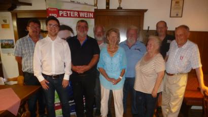 Bild: mad
Alfred Wolfsteiner (Vierter von links) steht weiterhin an der Spitze des SPD-Ortsvereins. Das Bild zeigt ihn zusammen mit den weiteren Vorstandsmitgliedern und den Kandidaten Peter Wein (Zweiter von links, Landtag) und Armin Schärtl (Dritter von links, Bezirkstag).