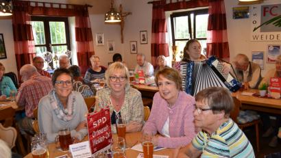 Bild: hcz
Anke Reiß, Sabine Zeidler, Abgeordnete Annette Karl und Ulla Albert (von links) diskutieren beim SPD-Terrassenfest.