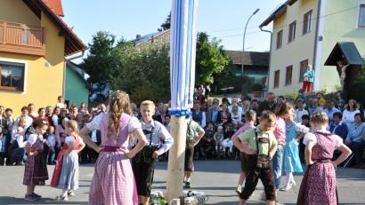 Bild: es
Die erstmaligen Auftritte der sechs Kirwakids-Paare sind einer der vielen Höhepunkte der Rosswampenkirwa. Die Volkstänze hat Anita Kraus mit einigen Müttern einstudiert.