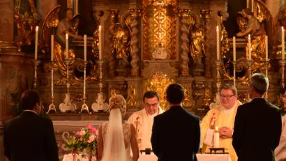 Bild: mde
Vor den Traualtar in der Kemnather Stadtpfarrkirche treten eine Woche nach der standesamtlichen Hochzeit Daniel und Karina Reindl. Der Kemnather Stadtpfarrer Konrad Amschl und der Kirchenlaibacher Pfarrer Sven Grillmeier vermählen die beiden. Mit am Traualtar stehen die Väter des Brautpaares, die die Trauzeugen sind.