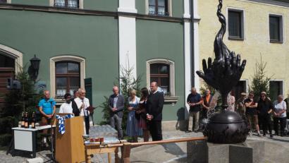 Bild: gz
Pfarrer Herbert Zimmermann segnet den Granitbrunnen mit der Zoiglskulptur.