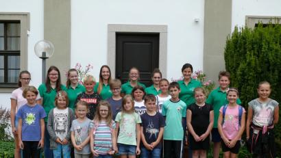 Bild: kgg
Viel Spaß hatten die Mädchen und Buben bei der Pfarrgarten-Rallye, die die Ministranten der Pfarrei Waldsassen im Rahmen des Ferienprogramms anboten. Mit im Bild Organisationsleiterin Johanna Urbanek (Zweite von links) mit ihren Helfern.