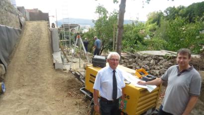 Bild: Tietz
Zweiter Bürgermeister Kurt Koppmann und Johannes Schießl vom Bauamt informierten vor Ort über den Verlauf der Bauarbeiten am westlichen Teil des Zwingerwegs. Der erste Abschnitt soll Anfang kommenden Jahres fertiggestellt sein. Etwa in der Mitte der Schmiedgasse wurde mit einer Rampe (im Hintergrund) ein neuer Zugang geschaffen.