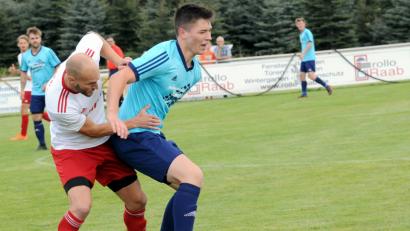 Bild: heh
Der TSV Konnersreuth ist derzeit kaum zu stoppen in der Kreisliga Süd. In dieser Szene versucht der Kondrauer Spielertrainer Jakub Ryba (links) den TSV-Angreifer Max Hecht aufzuhalten. Mit der bitteren Konsequenz, dass Ryba mit Gelb-Rot vom Platz flog.