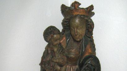 Bild: Kempf
Das war sie noch ganz, die "Madonna mit Kinde". Als sie zerbrach stellte sich für die Besitzerin die Frage, ob man eine solche Figur in den restmüll werfen darf.