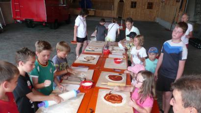 Bild: amö
Das Ausrolllen und Belegen einer Pizza war die letzte Aufgabe im Spieleparcour.