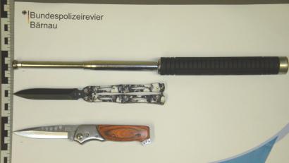 Bild: Bundespolizeiinspektion Waidhaus
Diese Schnäppchen vom Asiamarkt sind verboten - und kommen einem 21-Jährigen teuer zu stehen.