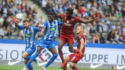 Bild: Jörg Carstensen/dpa
Hanno Behrens (rechts) und Edgar Salli (Zweiter von rechts) spielten am Samstag noch gegen Hertha BSC. In knapp zwei Wochen treten sie in Seugast gegen Dukla Prag an.
