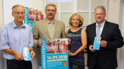 Bild: Christine Hollederer
Die Motoren des Gesundheitstags: Dr. Roland Brey (Gesundheitsamt), Dr. Harald Schmaußer (Ärzteverbund Oberpfalz Mitte), Irene Hug (Gesundheitsamt) und Landrat Richard Reisinger.