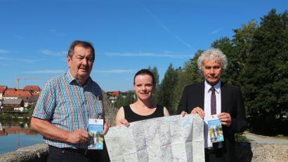 Bild: exb
Landrat Wolfgang Lippert, Tourismusreferentin Stephanie Wenisch und Radwege-Manager Rudi Ehstand (von rechts) mit der neue Radkarte.