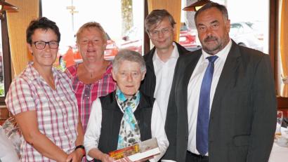 Bild: fvo
Anni Güll (Mitte) aus Frankenrieth feiert ihren 80. Geburtstag.