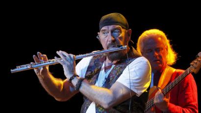 Bild: Kote Rodrigo/EFE/dpa
Auch heute noch ist die Band Jethro Tull unter Leitung von Gründer Ian Anderson (links) unterwegs und wird ihre Fans mit einer umfassenden Tournee zur Feier ihres 50-jährigen Bandbestehens elektrisieren.