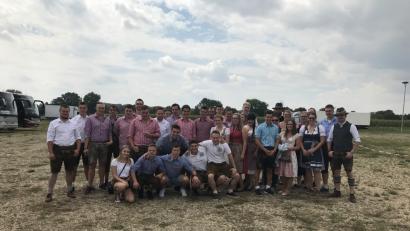 Bild: soj
Die Burschen und Mädchen in Tracht beim Besuch des diesjährigen Gaubodenvolksfestes.