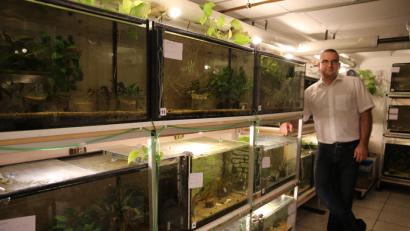 Bild: jak
Im Haus von Gunnar Loibl in Weiden gibt es keinen Raum ohne Aquarium. 27 Fischarten pflegt der 48-Jährige in 44 Aquarien. Ein bisschen schrullig könnten manche das schon finden, sagt er selbst.