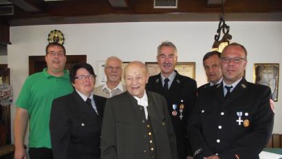 Bild: ror
Hans Grabs (Mitte) ist das älteste Mitglied der Muglhofer Feuerwehr. Ihm gratulieren Vorsitzende Sieglinde Fleischmann, Kommandant Martin Graf (rechts), die Ehrenvorsitzenden Ernst Greiner (Zweiter von rechts) und Rudi Kreis (Dritter von rechts). Seinen Lebensabend verbringt der nun 95-Jährige auf dem Hof von Sohn Günther und Enkel Helmut (links hinten).