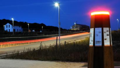 Bild: Stephan Huber
Die Stele an der Frühlingsstraße leuchtet – und beleuchtet die Montangeschichte Ambergs. Tafeln mit Texten von Archäologe Mathias Hensch erzählen von der historischen Bedeutung des Drillingsfeld-Areals.