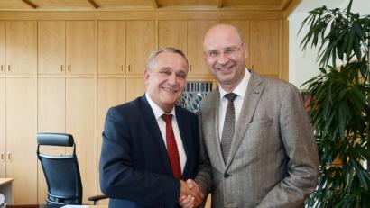 Bild: Gabi Schönberger
Schulleiter des Augustinus-Gymnasiums Ulrich Winter und Oberbürgermeister Kurt Seggewiß erwarten eine "positive Zusammenarbeit zwischen Schule und Stadt".