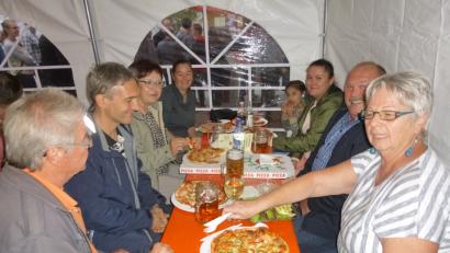 Bild: is
Die ungarischen Gäste Donat Baij (Zweiter von links) und Judit und Edit Szabo mit Tochter Adele (hinten) mit ihren Gastgebern den Familien Floth und Merkl. Judit und Edit Szabo waren in den 90er Jahren als Gastschüler in Pressath.