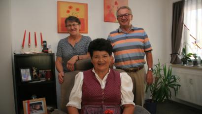 Bild: wro
Elfriede Lang feiert ihren 80. Geburtstag. Zweiter Bürgermeister Fritz Holm gratuliert für die Gemeinde. Glückwünsche überbringt auch Gabi Eichenseher im Namen des Kultur- und Tourismusvereins.
