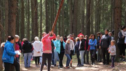 Bild: kro
Das Baumstamm-Weitwerfen ist eine nicht ganz einfache Disziplin.
