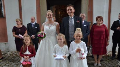Bild: gi
Elisabeth Bäumler und Christian Grötsch geben sich ihr Jawort in der Wieskirche. Danach warten die Gratulanten.