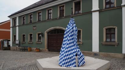 Bild: gz
Das verhüllte Zoigl-Denkmal zwei Tage vor dem Festakt.