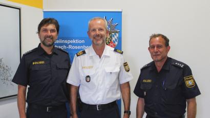 Bild: exb
Thomas Schöniger, eingerahmt vom Chef der Polizeiinspektion Sulzbach-Rosenberg, Erstem Polizeihauptkommissar Michael Kernebeck und dessen Vertreter, Polizeihauptkommissar Peter Krämer.