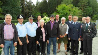 Bild: adj
Die Abordnungen der Vereine gratulierten Wolfgang Treml (vorne, Mitte) im Beisein seiner Frau Inge zum 70. Geburtstag.