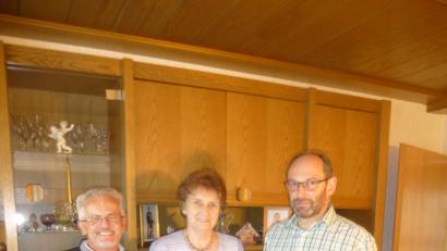 Bild: fz
Pfarrgemeinderatssprecher Alfred Wulfänger überreicht an Brigitte Zetzll zusammen mit Pfarrgemeinderatsmitglied Roland Zötzl (von links) den Erlös aus dem Fastenessen für fünf Pakete nach Bogota