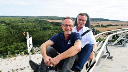 Bild: Petra Hartl
Betriebsleiter Wolfgang Schwarz und Bürgermeister Hermann Falk (von links) machen zum Zehnjährigen eine Fahrt mit dem Monte Coaster. Auf dem kann man momentan samstags, in den Sommerferien, übrigens auch nachtrodeln – bis 23 Uhr, mit Lagerfeuerromantik.