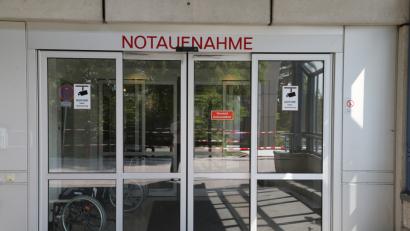 Bild: ggö
In die Notaufnahme in Schwandorf kommen im Sommer vermehrt Menschen, die zum Beispiel unter Kreislaufbeschweren, Schwindel oder dergleichen leiden. Meistens kommt das vom Flüssigkeitsmangel oder es sind die Folgen eines Sonnenstichs.