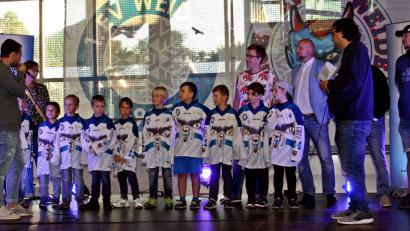 Bild: R. Kreuzer
Große Bühne für die ganz Kleinen. Beim Fanfest des 1. EV Weiden rückt der Nachwuchs in den Mittelpunkt.