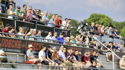 Bild: Ziegler
Die Zuschauer auf der Tribüne in Gebenbach sehen am Mittwoch das Spiel des Tabellendritten gegen den Viertletzten ASV Vach.
