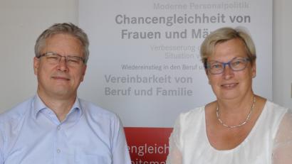 Bild: Agentur für Arbeit/exb
Markus Nitsch, Leiter der Agentur für Arbeit Schwandorf und Dorothea Seitz-Dobler, Beauftragte für Chancengleichheit am Arbeitsmarkt machen darauf aufmerksam, dass es bei der Chancengleichheit von Frauen und Männern noch viel zu tun gibt.
