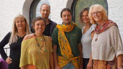 Bild: eib
Verantwortliche der Nature Community begrüßen zum Tag der Offenen Tür: (von links) Karin Magnus, Brigitte Schedler (Vorstand), Christoph Dold (Vorstand), Nico Mews (Permakultur), Heike Natterer (Kinderbetreuung), Manuela Grafe-Ginati. (Vorstand).