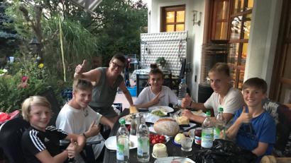 Bild: Rönnebeck/exb
Anja Rönnebeck (Dritte von links) freute sich über den spontanen Besuch der Jungs aus Schwabach von der Schönstatt Mannesjugend (SMJ).