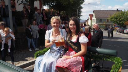 Bild: gz
Nach der Segnung des Zoigldenkmals am Rathaus machen sich Bierkönigin Johanna Seiler (links) und Zoiglkönigin Lena Müller mit einer Kutsche auf den Weg zum Kommunbrauhaus.