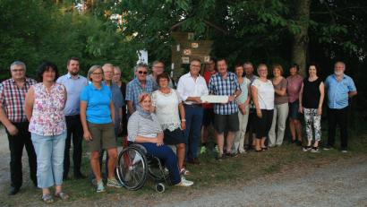 Bild: wro
16 Wanderfreunde, zudem interessierte Zuhörer seitens der Stadt, wurden am OWV-Heim auf ihre künftigen Aufgaben eingestimmt. Den noch unbedruckten Alu-Prototypen hatten Rudolf Ehstand und Bürgermeister Franz Stahl (8. bzw. 9. von rechts) zu Demonstrationszwecken gleich mitgebracht.