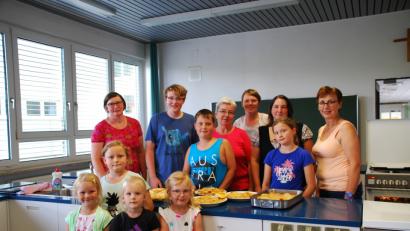 Bild: enz
Im Rahmen des Ferienprogramms stellten Mitglieder des Katholischen Frauenbundes mit den Kindern verschiedene Strudel und andere Leckereien her.