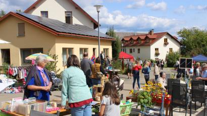 Bild: mnt
Verschiedene Aussteller am Dorfplatz hatten Dekoartikel und Handarbeitsgegenstände ausgestellt. Auf dem Flohmarkt wurde dagegen Spielzeug, Antiquitäten und auch so manche Rarität gehandelt.