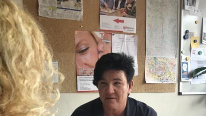 Bild: Carsten-Armin Jakimowicz
Das Foto zeigt Birgit Hübner von der Fachstelle für pflegende Angehörige bei den Amberger Maltesern bei der Beratung zum Thema Landespflegegeld.