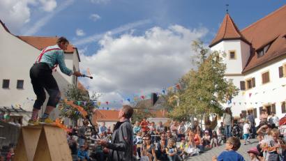 Bild: aub
Sepp Schabernack begeisterte die zahlreichen Besucher des Kinder-Bürgerfestes mit seiner Show-Einlage.